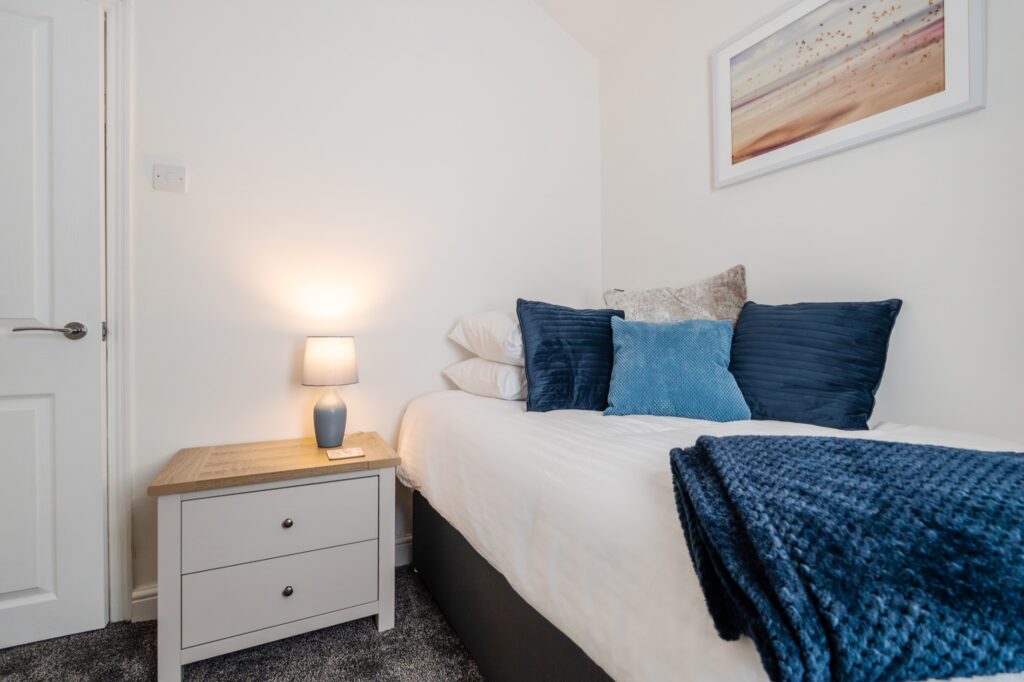 Single bedroom at Atlantean Properties 3-bed serviced accommodation in Bootle